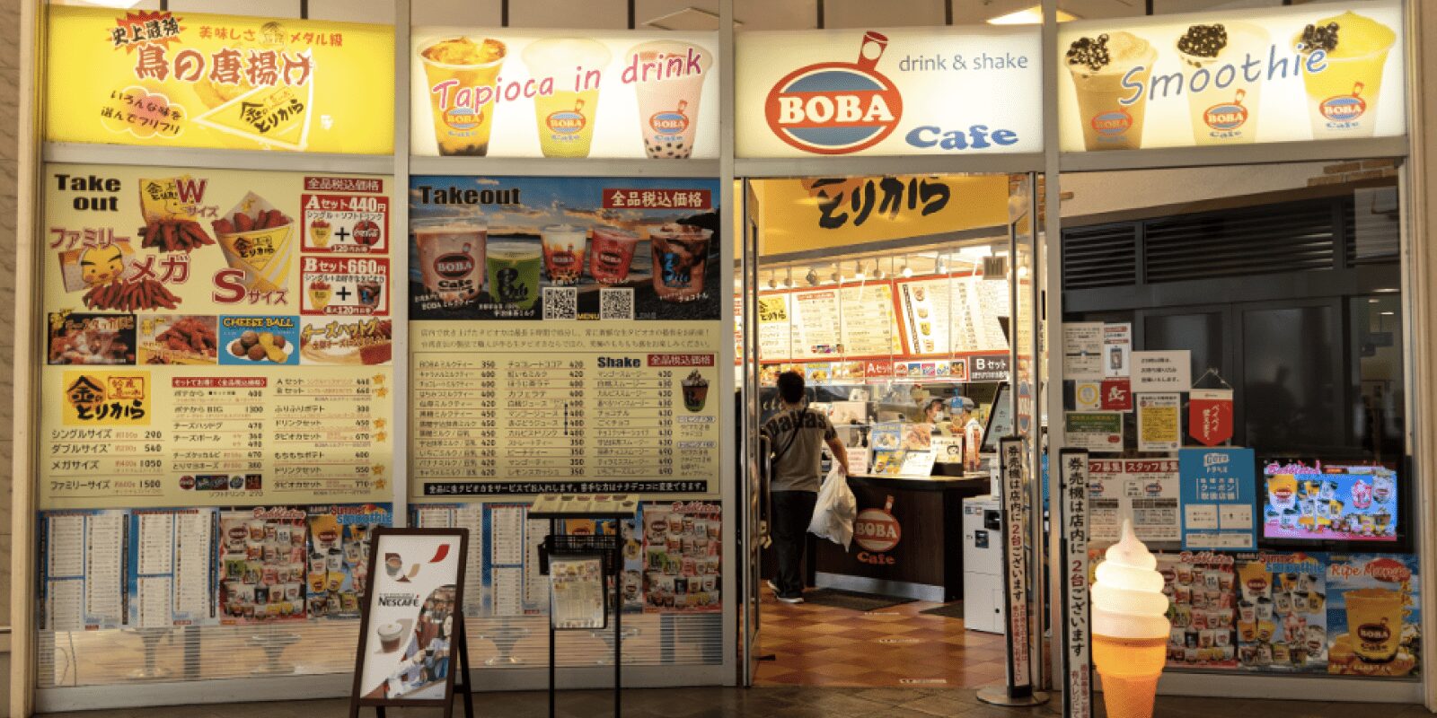 からあげ×タピオカ店に券売機２台を導入して待ち列の解消と非対面接客を同時に実現