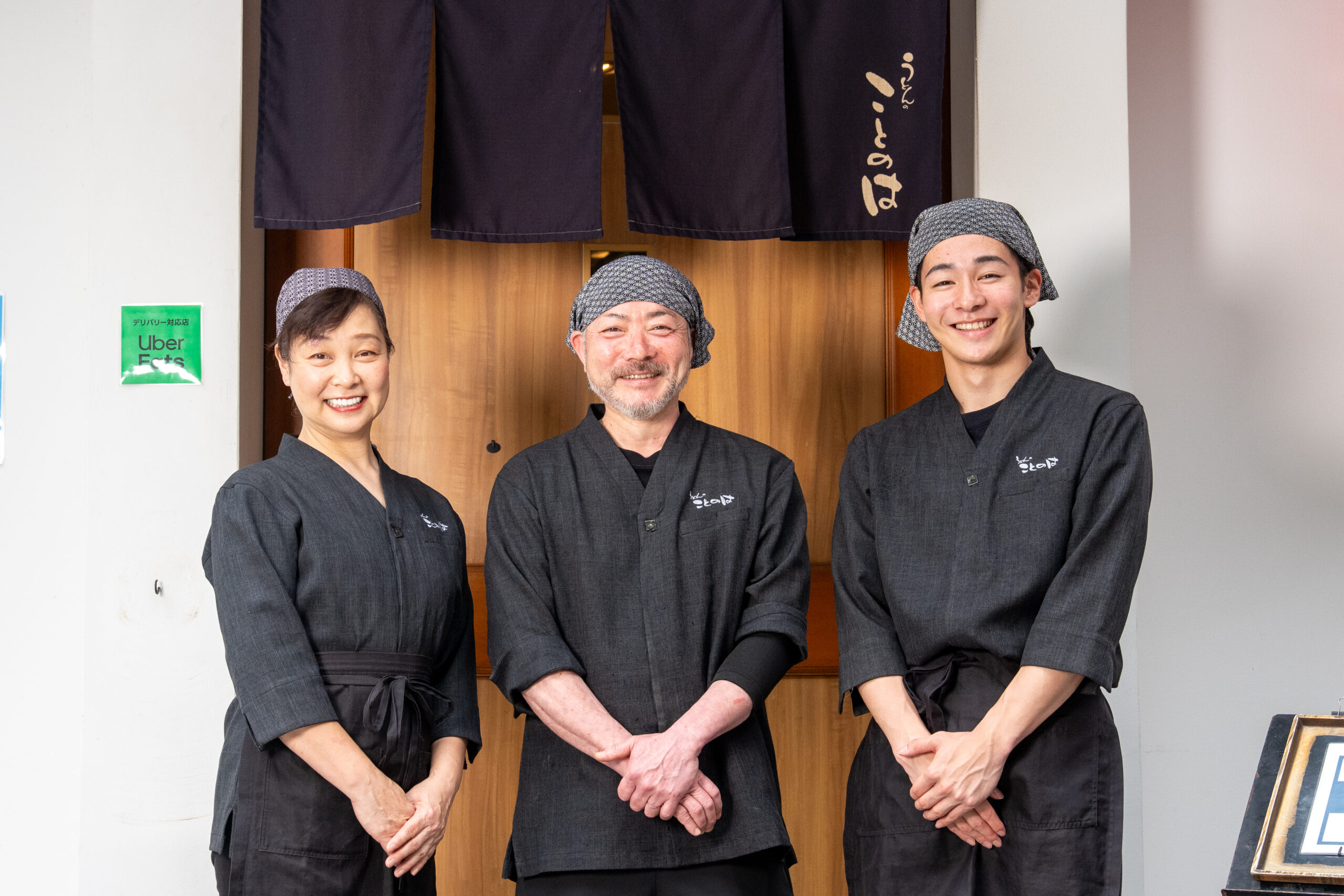 120席の大型うどん店。昼は券売機、夜はモバイルオーダー。呼び出しモニターも活用し、流れを止めない店舗運営へ。